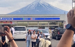 日本一小镇拉黑布遮挡富士山远景 到底怎么回事