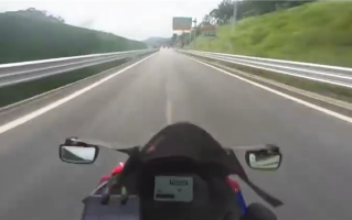 疯狂！骑手150km/h闯高速收费站：一己之力为禁摩做贡献！