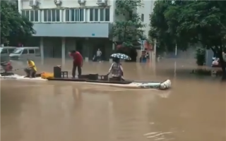 桂林暴雨部分城区街道变成威尼斯 有市民划船出行！