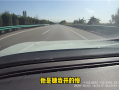 高速路上开90km/h被女友嫌慢：双方争吵后男子拒不认错被扔路上！