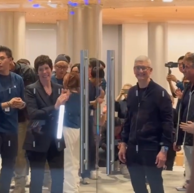 中国最高规格！苹果上海静安Apple Store开业：库克亲自揭幕！-第3张图片